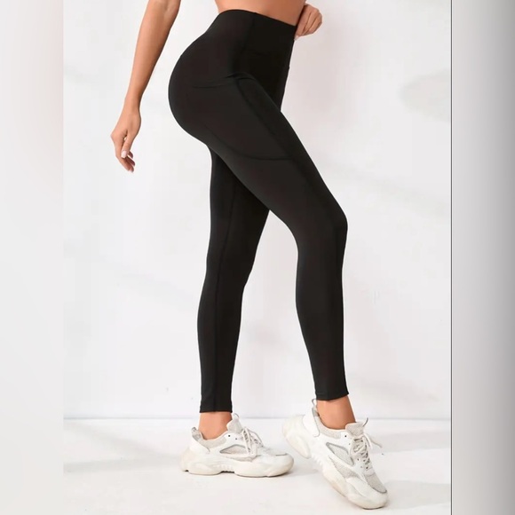 ☀️ Black High Waist Leggings with Pockets

7/8 length 

100% polyester - Picture 1 of 4